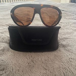 Tom Ford sunglasses 🕶️.  Unisex